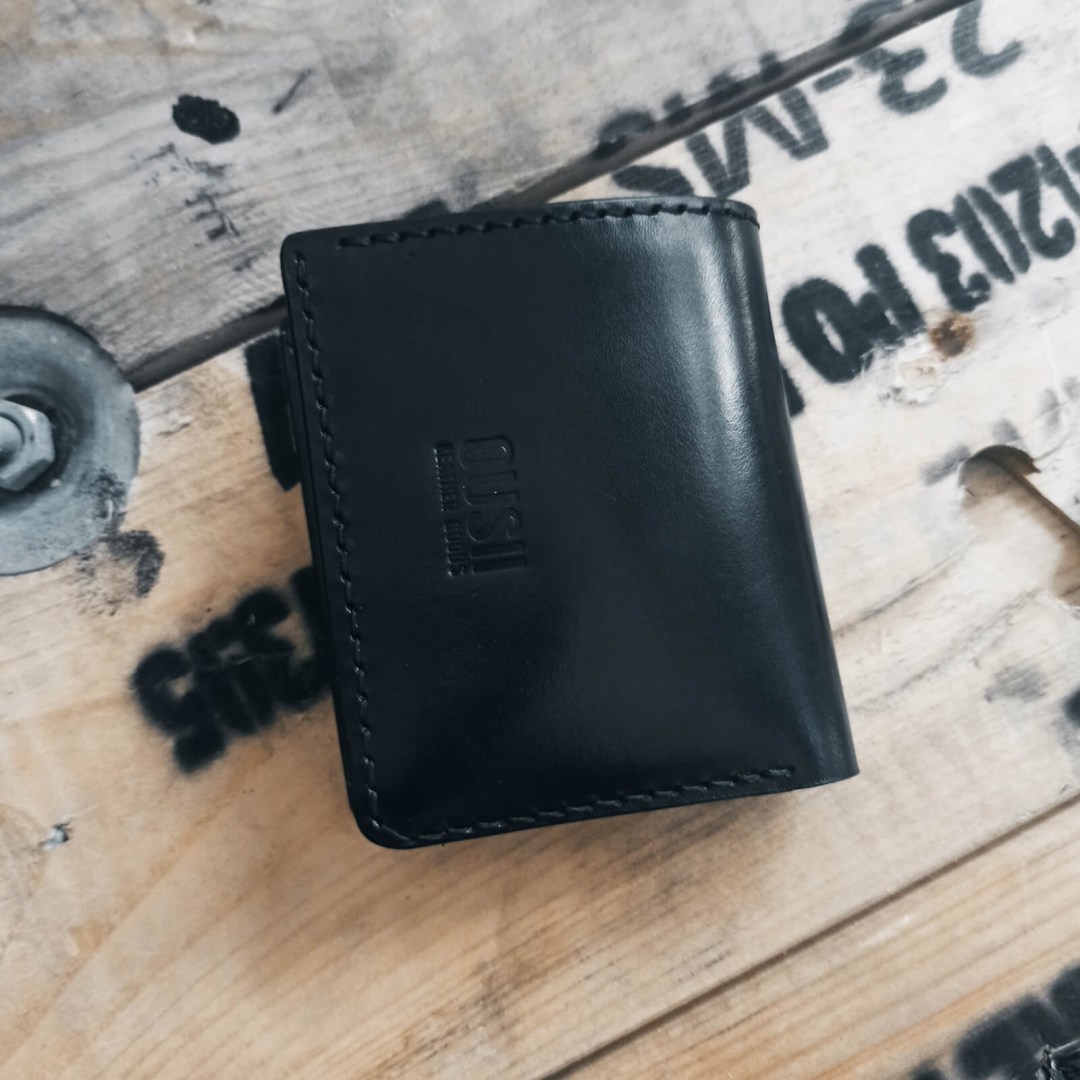 Δερμάτινο μαύρο πορτοφόλι με χάραξη SKULL