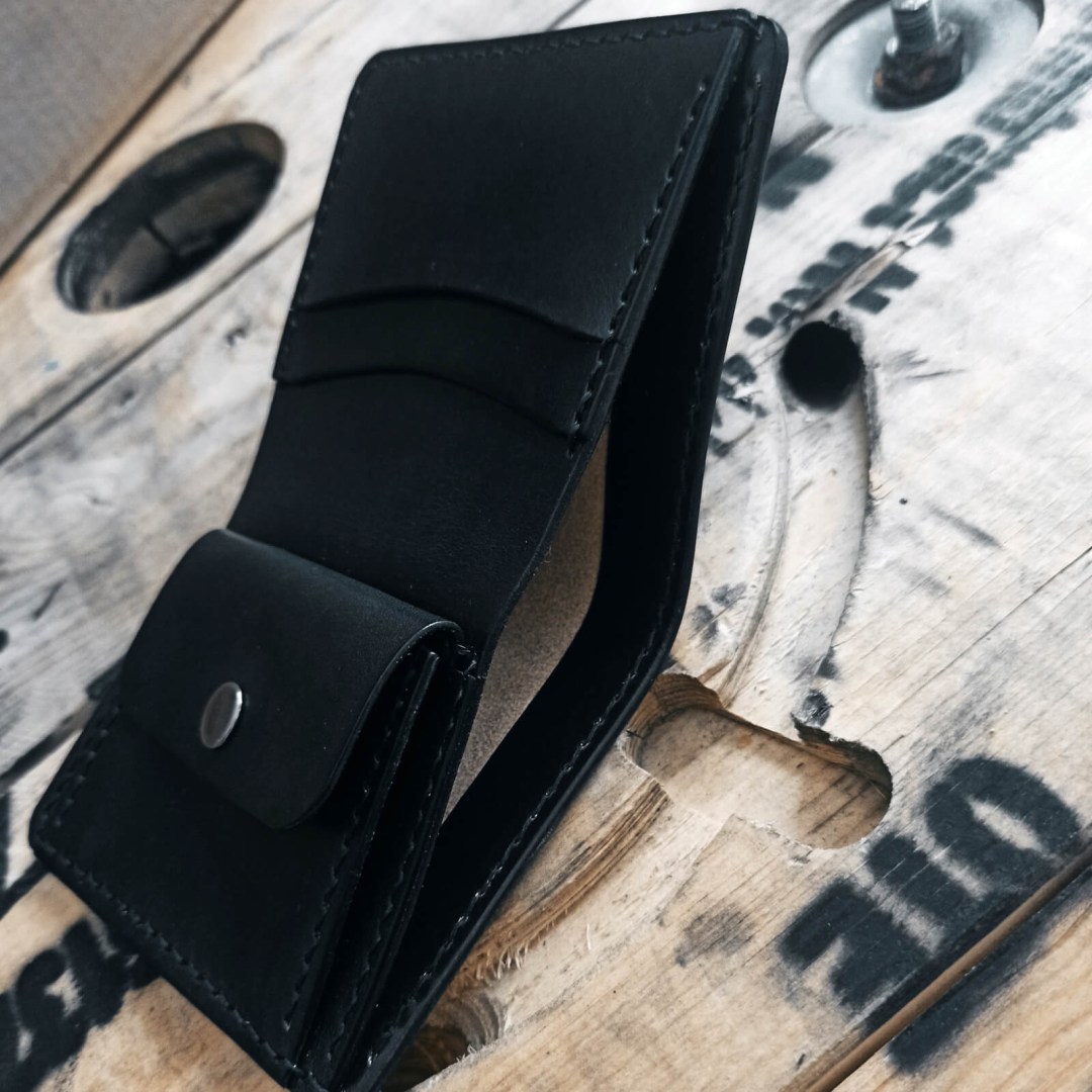 Δερμάτινο μαύρο πορτοφόλι προσωποποιημένο με χάραξη