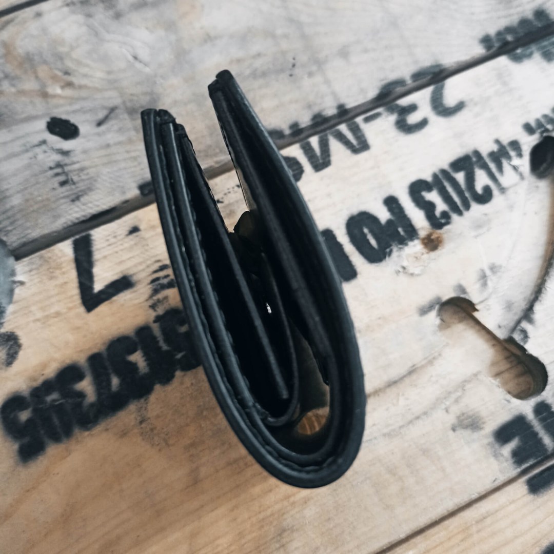 πορτοφόλι φτιαγμένο στο χέρι, χειροποίητο και ανθεκτικό.