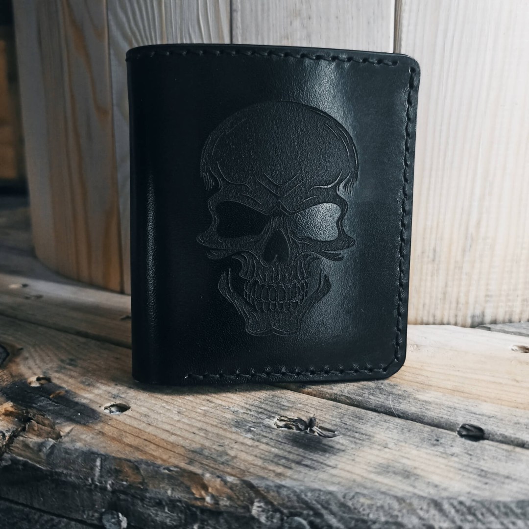 Ανδρικό Δερμάτινο πορτοφόλι με χάραξη κρανίο